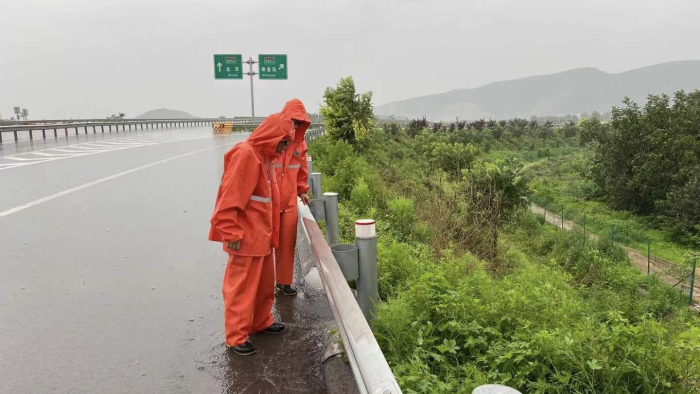 雨中徒步巡查