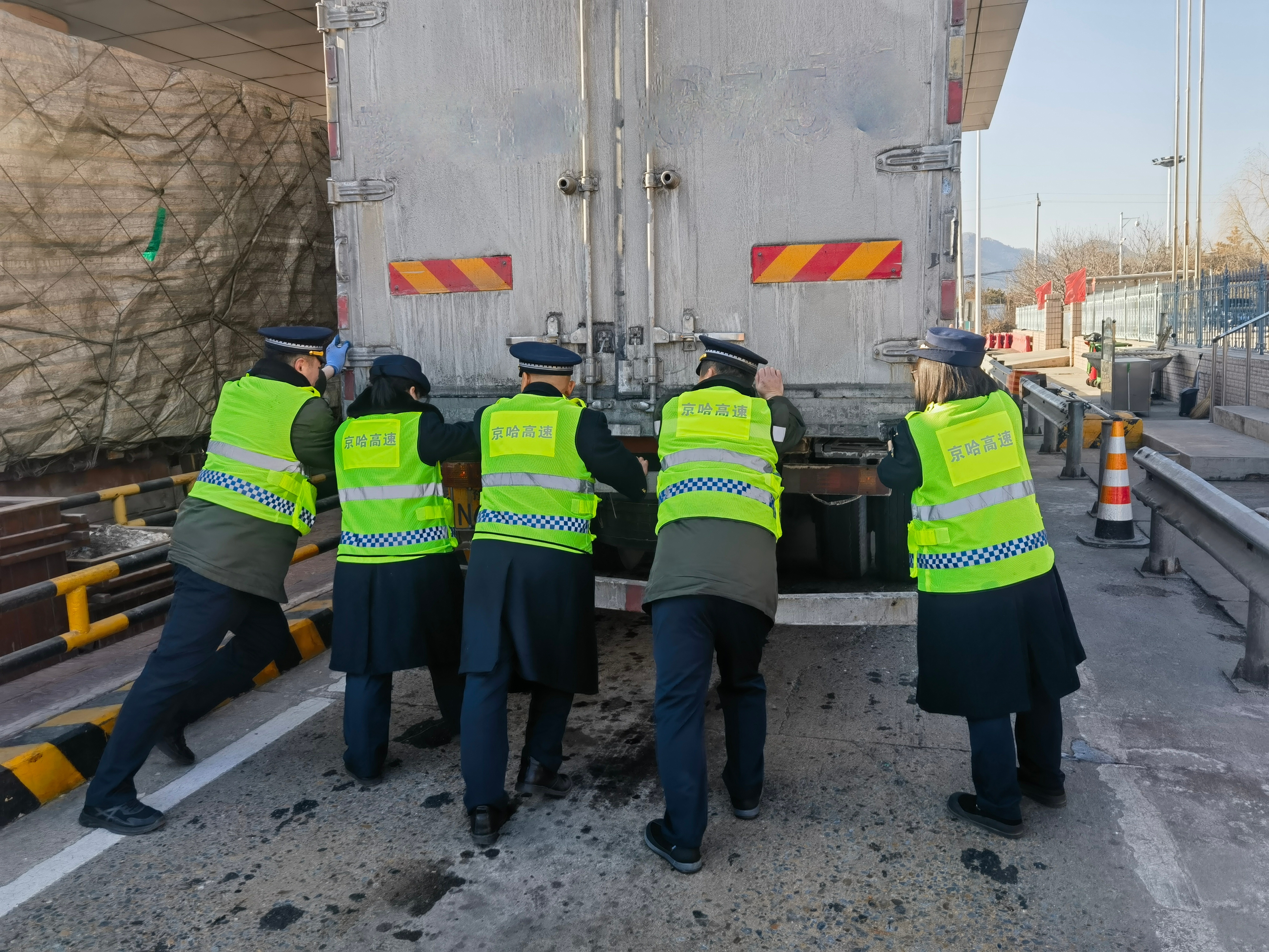 抚宁收费站：齐心协力推车，温情助力司乘